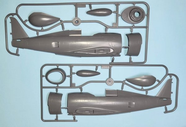 Dora Wings 48054 Republic P-47C Thunderbolt with Ferry Tank 1/48