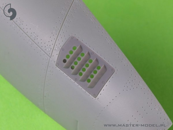 Master AM-32-137 P-51 Mustang - pokrywa wlotu powietrza do gaźnika - typ z żaluzjami dla RAF - wersja A (do modelu Tamiya) 1/32