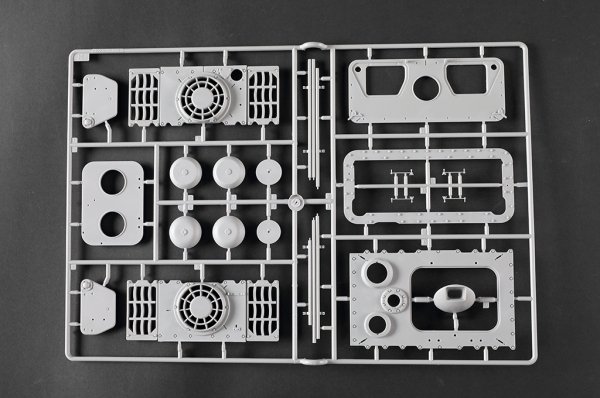 Trumpeter 00949 Pz.Kpfw.VI Sd.Kfz.182 Tiger II (Henschel 105mm) 1/16
