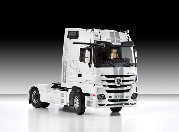 Italeri 3884 Mercedes-Benz Actros MP3 (1:24)