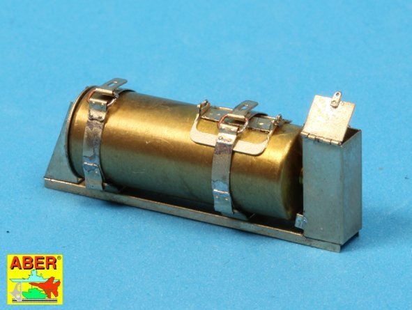 Aber 16027 Fire extinguisher with brackets used on German tanks, assault guns and other vehicles (1:16)