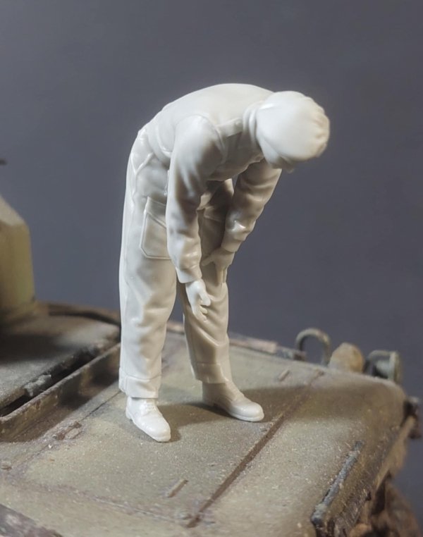 Panzer Art FI35-232 British tanker loading 75mm ammo No1 1/35
