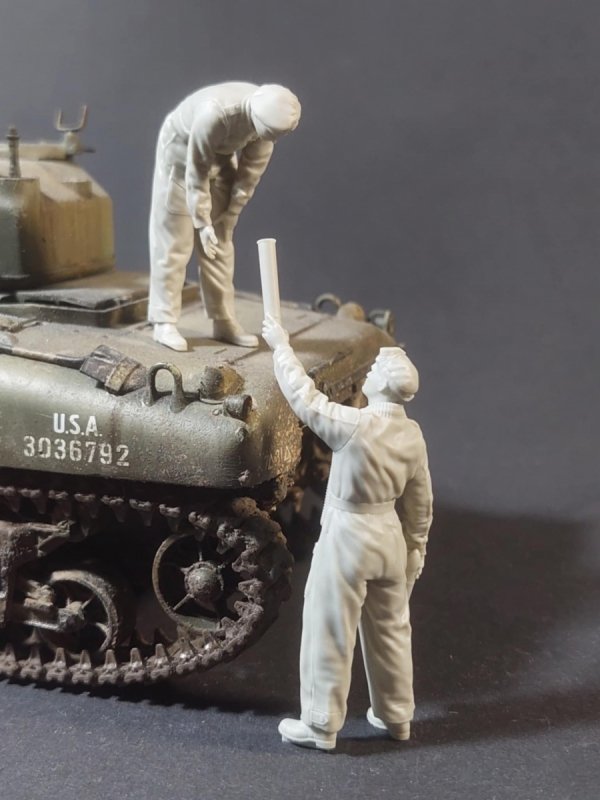 Panzer Art FI35-234 British tanker loading 75mm ammo set 1/35