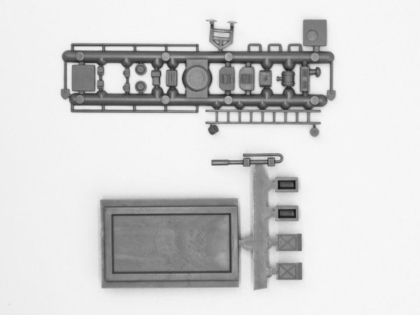 ICM DS7203 Soviet military airfield 1980s (Mikoyan-29 “9-13”, APA-50M (ZiL-131), ZiL-131 Command Vehicle and Soviet PAG-14 Airfield Plates) 1/72