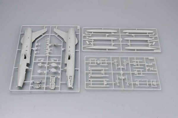 Trumpeter 01618 F-105G THUNDERCHIEF (1:72)
