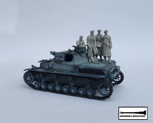 Ardennes Miniature 35044 GERMAN PANZER COMM. AND CREWMAN WW2 1/35