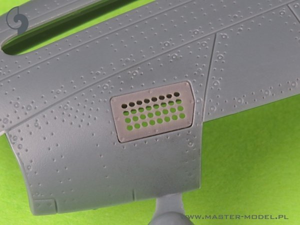 Master AM-72-174 P-51 Mustang - pokrywa wlotu powietrza do gaźnika - typ standardowy z otworami (do modelu Eduard) 1/72