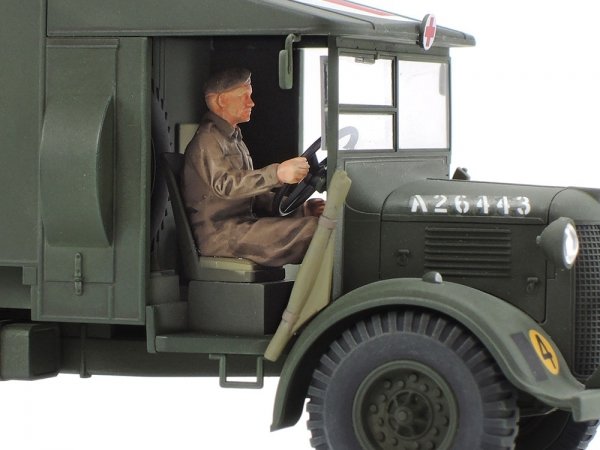 Tamiya 32605 BRITISH 2T 4X2 AMBULANCE 1/48