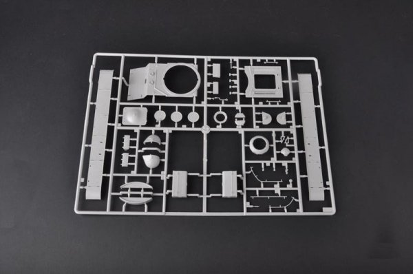 Trumpeter 01570 Soviet KV-122 Heavy Tank (1:35)