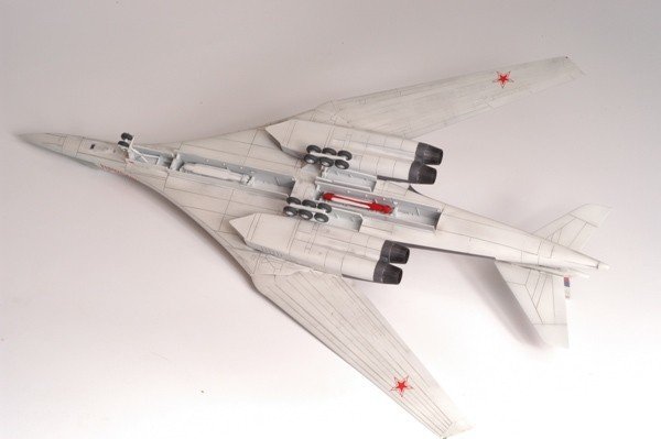 Zvezda 7002 Russian Supersonic Strategic Bomber Tu-160 (1:144)