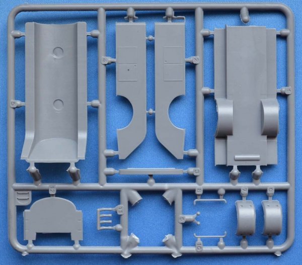 ACE 72592 COE (Cab Over Engine) refueler truck m.1939 1/72