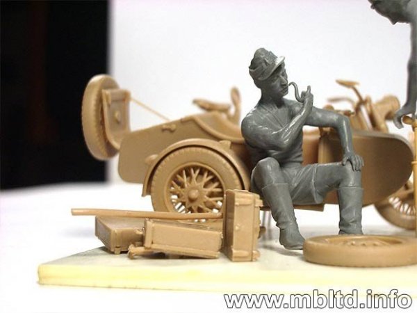 Master Box 3560 German motocycle repair team (1:35)