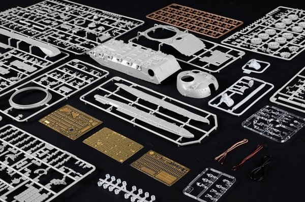 Trumpeter 09602 Soviet T-72 Ural with Kontakt-1 Reactive Armor 1/35
