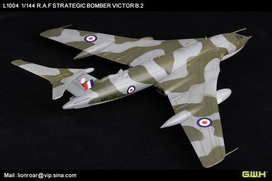 Lion Roar L1004 R.A.F. Strategic Bomber VICTOR B2 1/144