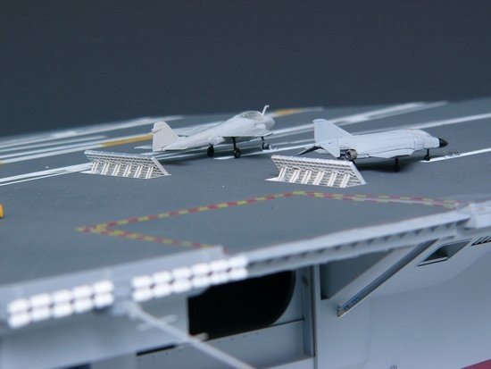 Trumpeter 05605 U.S. CVN-68 Nimitz aircraft carrier 1975 (1:350)