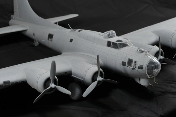 HK Models 01E04 B-17 Flying Fortress F and G (1:32)