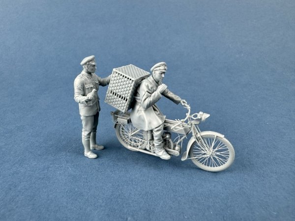 Copper State Models F35-059 British Dispatch Rider taking carrier pigeons to the front line ( Motorcycle not included) 1/35