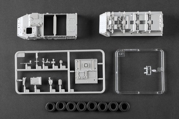 Trumpeter 07423 M1130 Stryker Command Vehicle 1/72