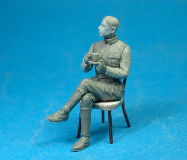 Copper State Models F32-050 French airman coffee with croissant 1/32