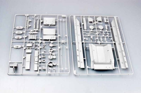 Trumpeter 00212 MAZ-537G Late Production type with MAZ/ChMZAP-5247G semitraii (1:35)