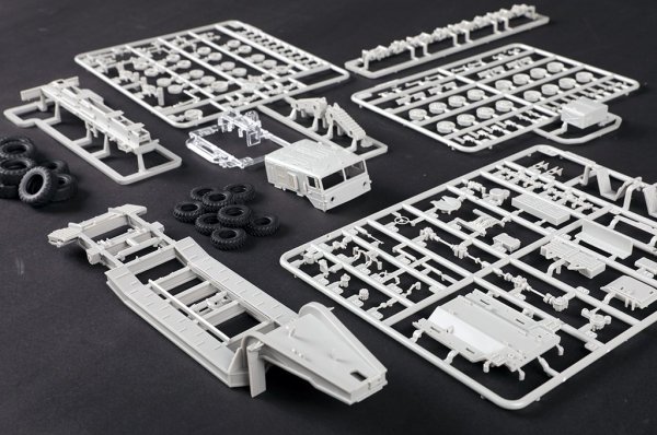Trumpeter 07195 MAZ-537G Late production type with MAZ/ChMZAP-5247G semitrailer 1/72