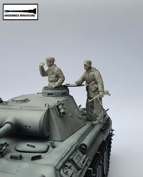 Ardennes Miniature 35020 WW2 PANZER COMMANDER AND GERMAN SOLDIER 1/35