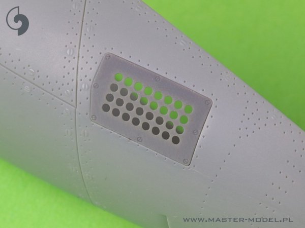 Master AM-32-136 P-51 Mustang - pokrywa wlotu powietrza do gaźnika - typ standardowy z otworami (do modelu Tamiya) 1/32