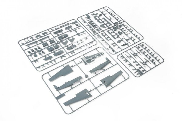 Eduard 82183 Z-326/ C-305 Trenér Master 1/48