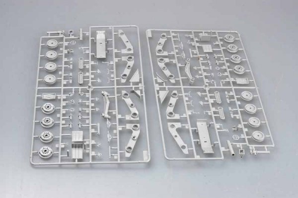 Trumpeter 00212 MAZ-537G Late Production type with MAZ/ChMZAP-5247G semitraii (1:35)