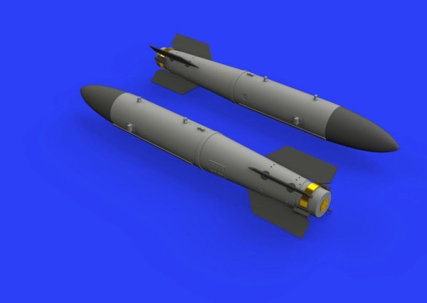 Eduard 672214 B43-0 Nuclear Weapon w/ SC43-4/ -7 tail assembly 1/72