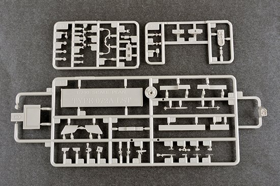 Trumpeter 06728 PLA Navy Type 072A LST 1/700