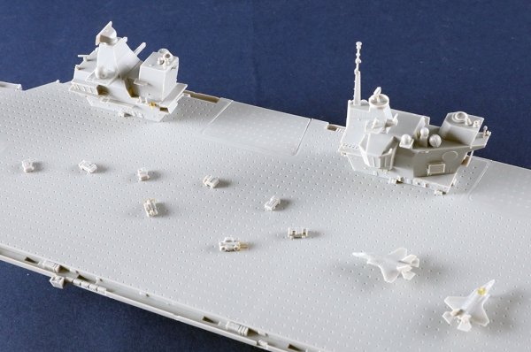 Trumpeter 06751 Queen Elizabeth Aircraft Carrier 1/700