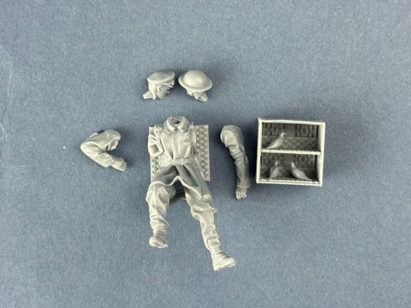 Copper State Models F32-063 British Dispatch Rider with a basket of pigeons (Motorcycle not included) 1/32