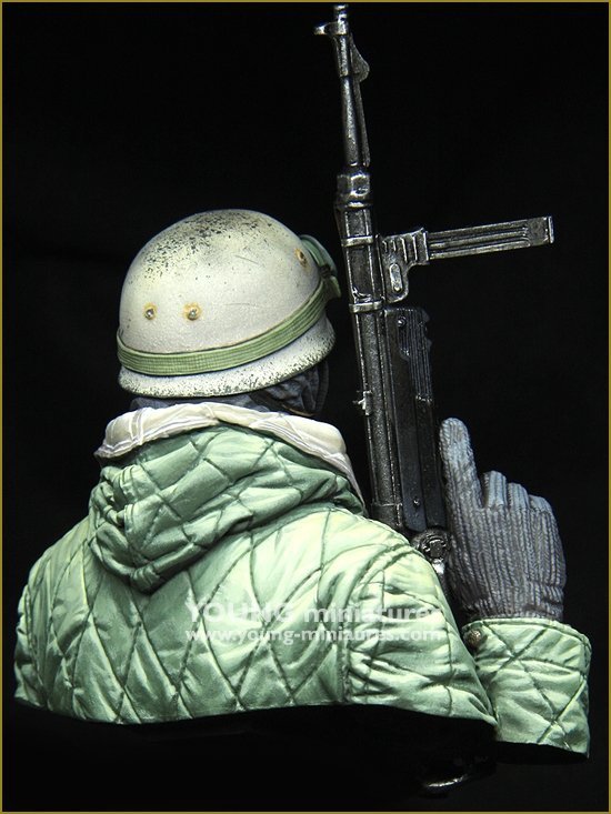 Young Miniatures YM1874 German Fallschirmjäger Eastfront 1943 1/10