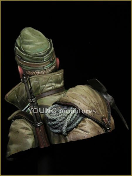 Young Miniatures YM1836 GERMAN GEBIRGSJAGER 1942 1/10