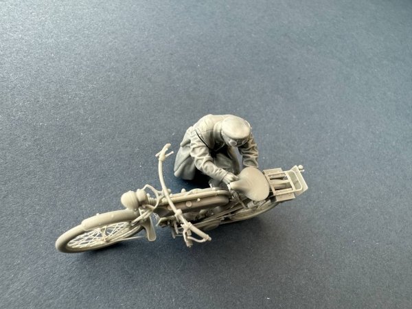 Copper State Models F35-058 British dispatch rider Checking motorcycle ( Motorcycle not included) 1/35