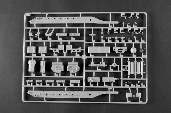 Trumpeter 09575 Schwerer Zugkraftwagen 18 t Sd.Kfz.9 Artillery Version 1/35