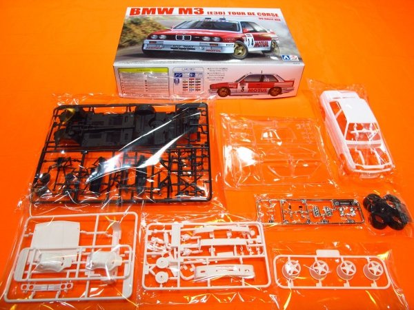 Beemax 24016 BMW M3 E30 Tour De Corse Rally Group (1:24)
