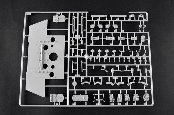 Trumpeter 00948 German Tiger II Heavy Tank - Porsche Turret Early Production 1/16