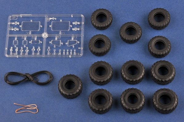Hobby Boss 85517 Russian BAZ-64022 with 5P85TE2 TEL S-400 (1:35)