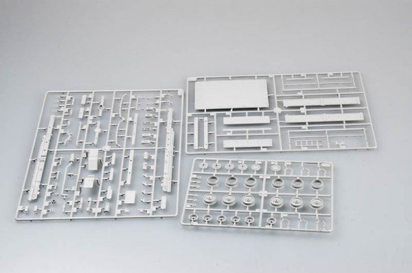 Trumpeter 01004 M1078 Light Medium Tactical Vehicle (LMTV) Standard Cargo Tru (1:35)