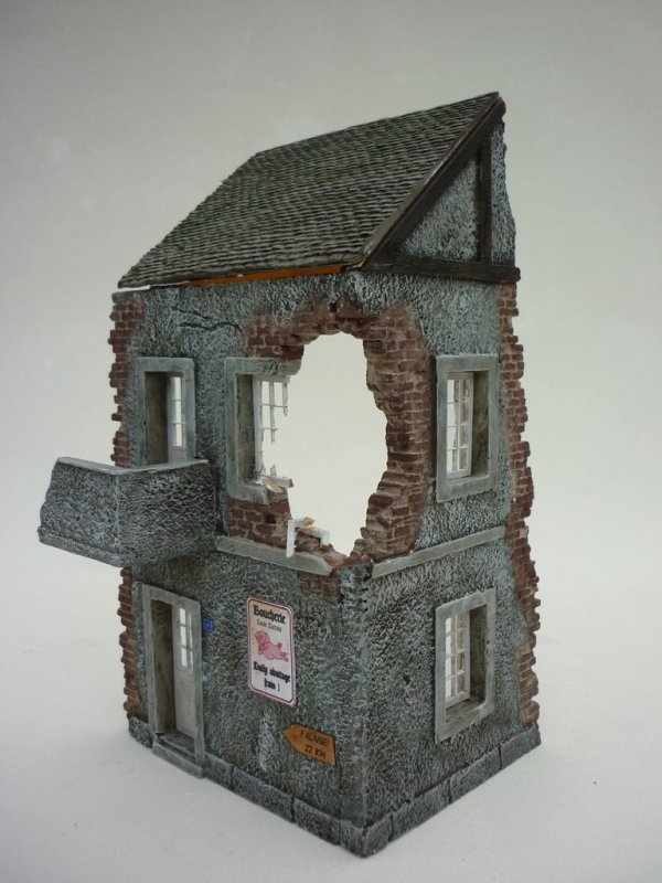 RT-Diorama 35175 Damaged Village House 1/35
