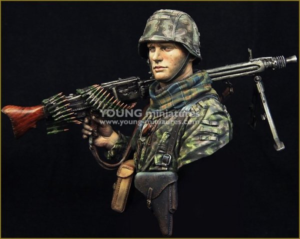 Young Miniatures YM1869 Waffen SS Young Machine Gunner 1944 1/10