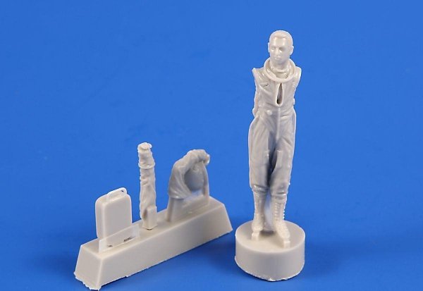 CMK F48363 US pilot with full pressure suit (for SR-71, U-2 and other planes) 1/48