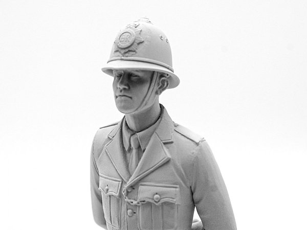 ICM 16011 British Policeman  1/16