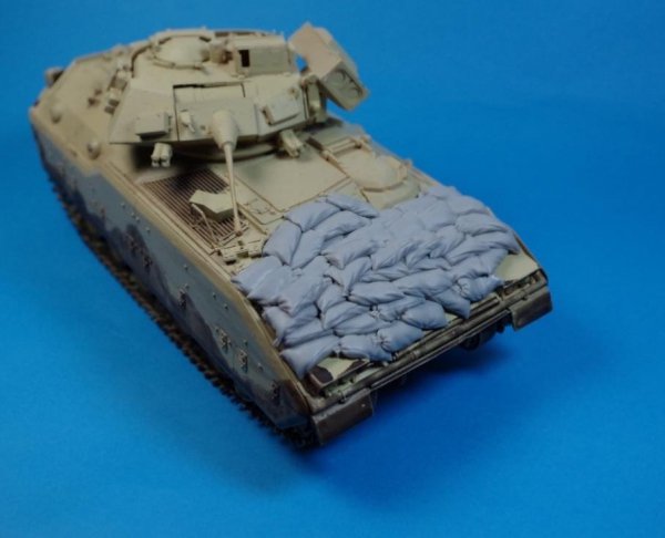 Panzer Art RE35-242 Sand armor for M2 “Bradley” 1/35