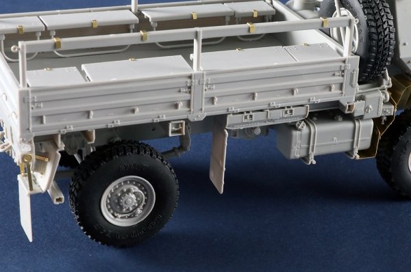 Trumpeter 01097 M1078A1P2 2.5 Ton LMTV Cargo Truck 1/35