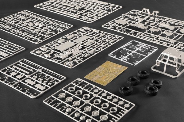 Trumpeter 01097 M1078A1P2 2.5 Ton LMTV Cargo Truck 1/35