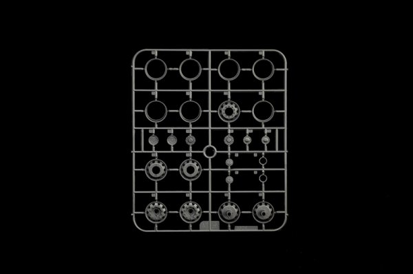 Italeri 3970 Volvo FH16 Medium Roof 1/24