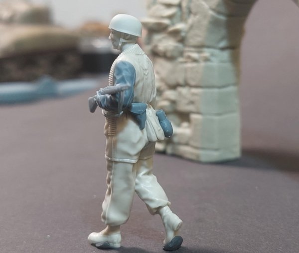 Panzer Art FI35-242 German fallschirmjager on the march 1/35